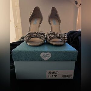 NWT Betsey Johnson SB-Gown Silver Metallic Heels Sz 8.5